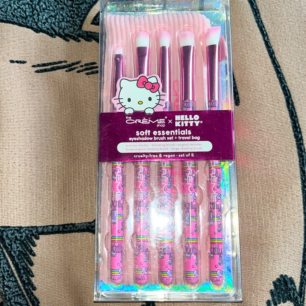 ✨🆕BNIB!Crème Shop x Hello Kitty Soft Essentials 5 Set Eyeshadow Brush Set & Bag!